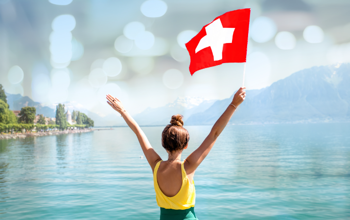 Arbeiten in der Schweiz medizinische Fachkräfte Person mit Schweizer Flagge vor Berglandschaft als Symbol für Karriere in der Schweiz