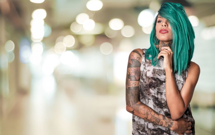 Tätowierte Person mit auffälligem Stil als Ausdruck von Individualität und Persönlichkeit