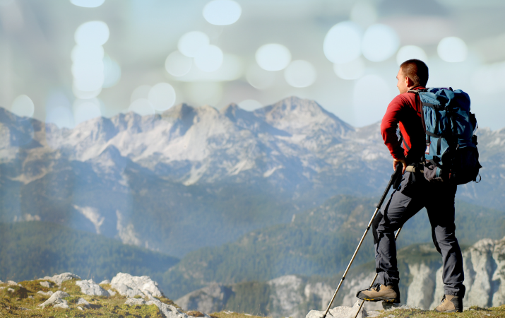 Wandern in der Schweiz im Frühling mit Bergpanorama und Naturerlebnis