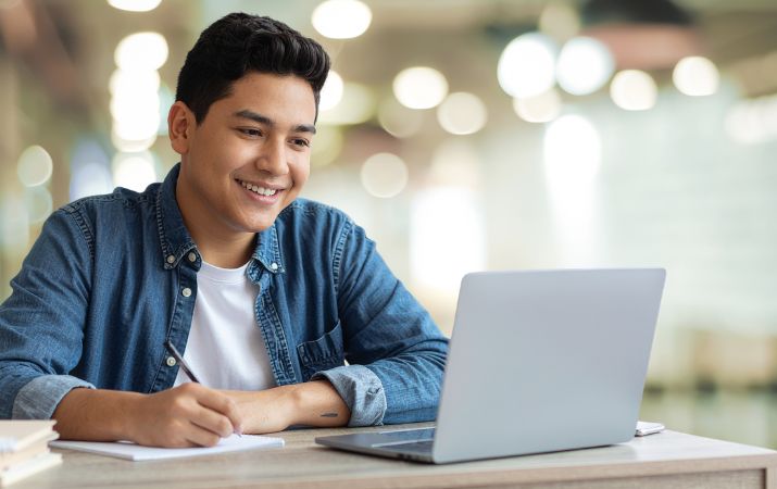 Junge Person arbeitet konzentriert am Laptop als Symbol für Nachwuchskräfte im Unternehmen