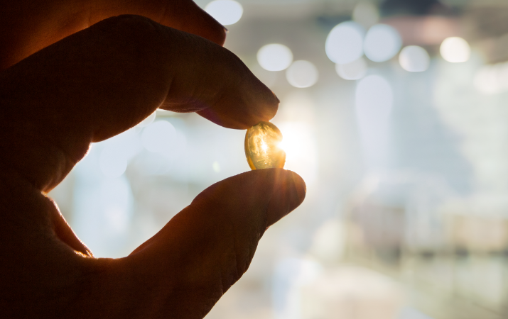 Vitamin D Kapsel in der Hand als Symbol für Immunsystem Gesundheit und mögliche Unterstützung bei Lungenentzündungen