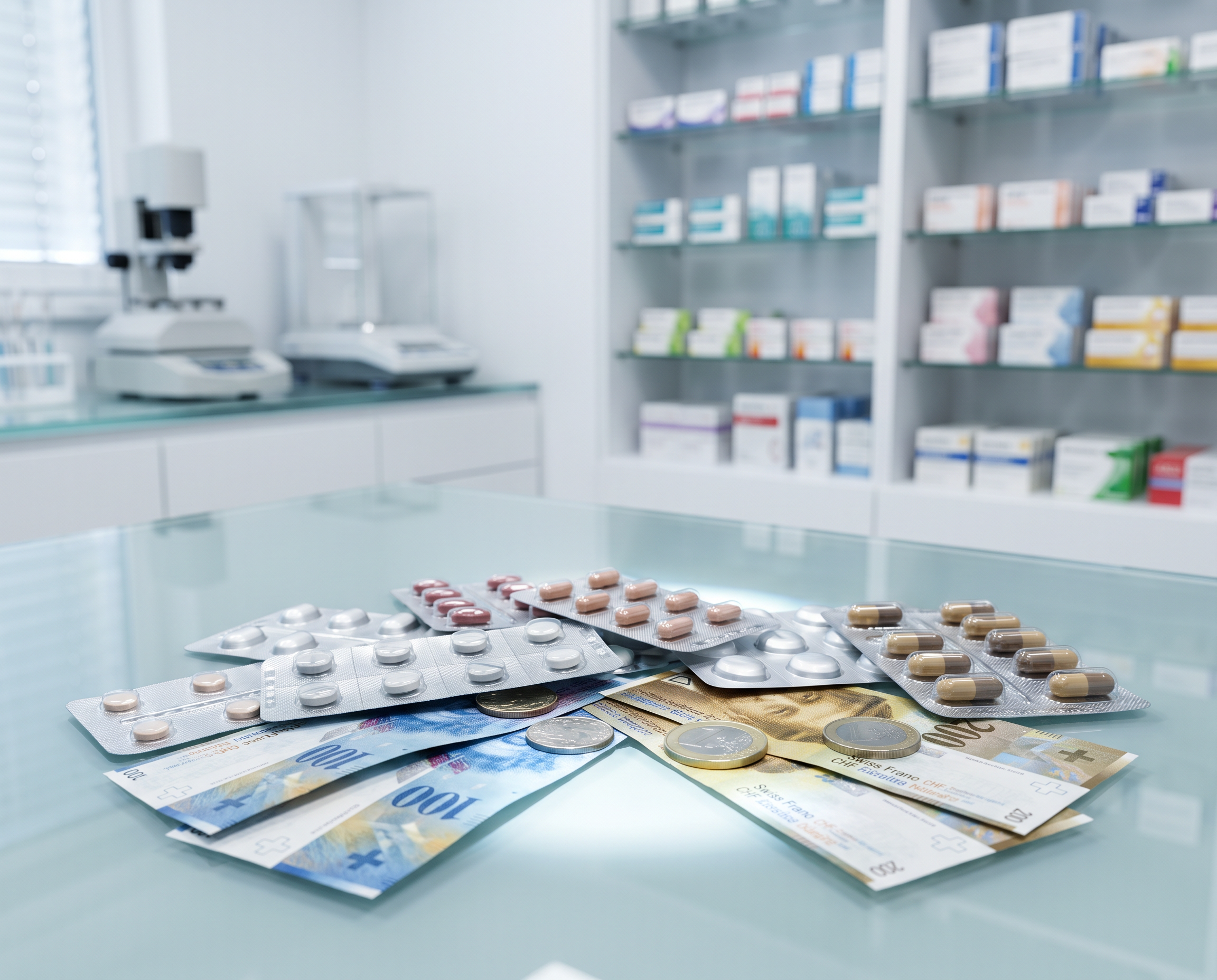 Medikamente und Schweizer Banknoten liegen auf einem Verkaufstresen in einer Apotheke; im Hintergrund sind Regale mit Arzneimittelpackungen zu sehen.